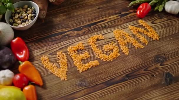 Surtido de verduras frescas, frutos secos sobre fondo de madera — Vídeo de stock