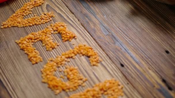 Surtido de verduras frescas, frutos secos sobre fondo de madera — Vídeos de Stock