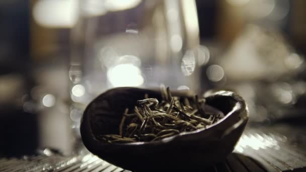 Leckerer Tee in einer Schüssel — Stockvideo