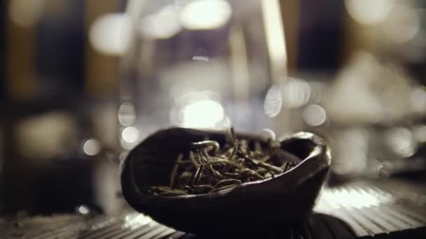 Вкусный чай в миске — стоковое видео