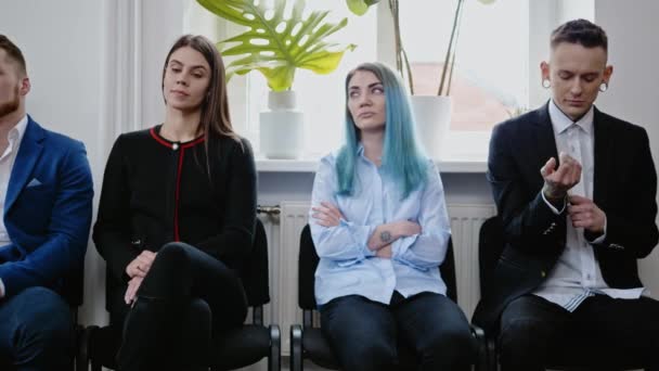 Groep jonge mensen die wachten op een casting of sollicitatiegesprek — Stockvideo