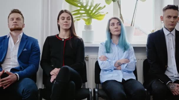 Groep jonge mensen die wachten op een casting of sollicitatiegesprek — Stockvideo