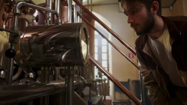Man aan het werk in een brouwerij — Stockvideo