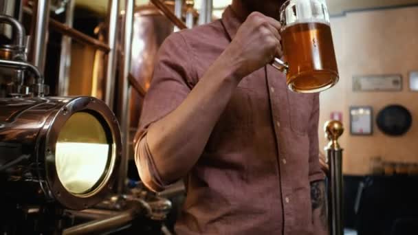 Hombre degustando cerveza fresca en una cervecería — Vídeos de Stock