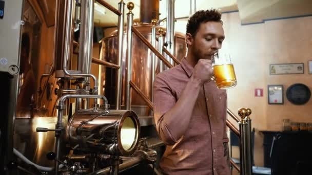 Homme dégustant de la bière fraîche dans une brasserie — Video