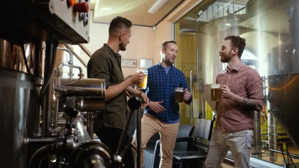 Twee mannen die vers bier proeven in een brouwerij — Stockvideo