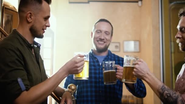 Dois homens provando cerveja fresca em uma cervejaria — Vídeo de Stock