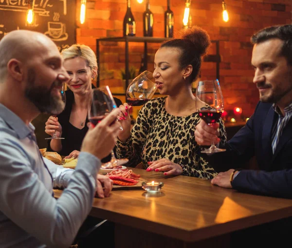 Groep vrienden plezier praten achter toog in een café — Stockfoto
