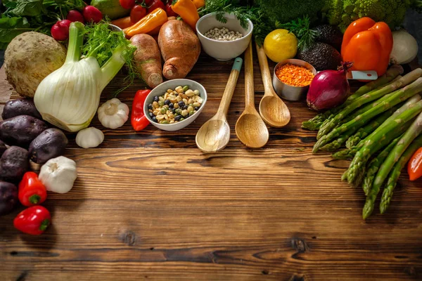 Assortimento di verdure fresche su fondo di legno — Foto Stock