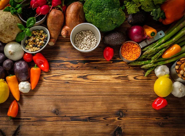 Assortimento di verdure fresche su fondo di legno — Foto Stock