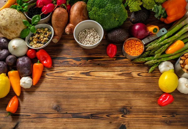 Sortimento de legumes frescos no fundo de madeira — Fotografia de Stock