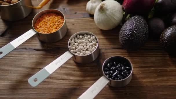 Асортимент свіжих овочів на дерев'яному фоні — стокове відео