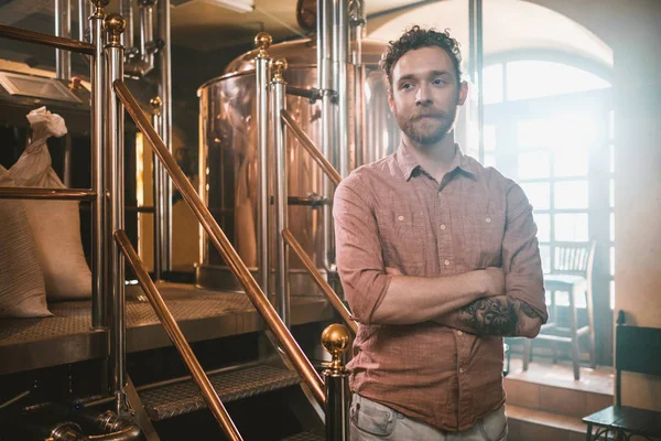 Man tasting fresh beer in a brewery — Stock Photo, Image