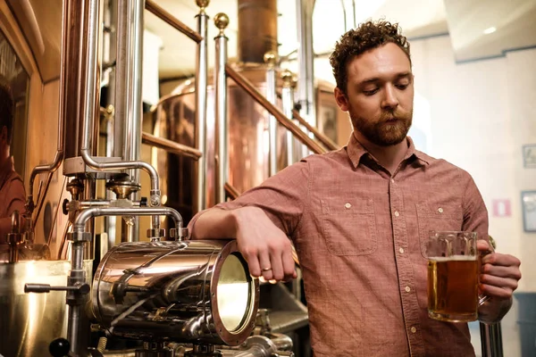 Férfi kóstoló friss sört egy sörgyár — Stock Fotó
