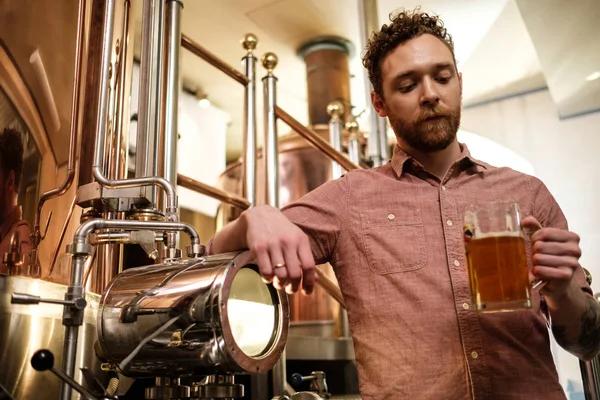 Hombre degustando cerveza fresca en una cervecería —  Fotos de Stock