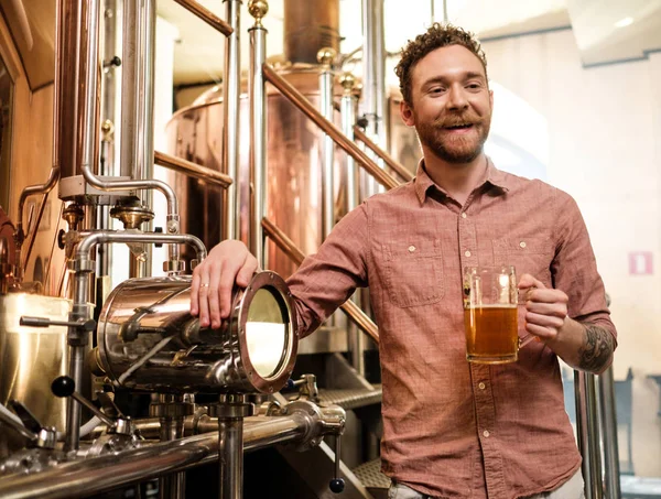 Man die vers bier in een brouwerij proeft — Stockfoto