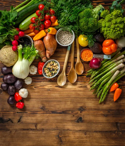 Sortiment čerstvé zeleniny na dřevěné pozadí — Stock fotografie