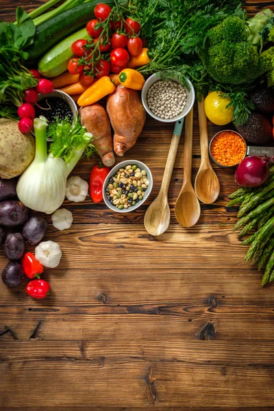 Sortimento de legumes frescos no fundo de madeira — Fotografia de Stock