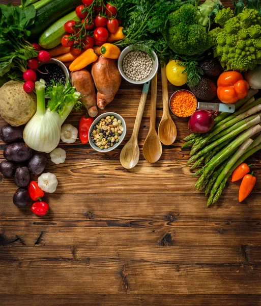 Sortiment čerstvé zeleniny na dřevěné pozadí — Stock fotografie