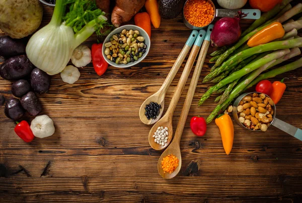 Sortimento de legumes frescos no fundo de madeira — Fotografia de Stock