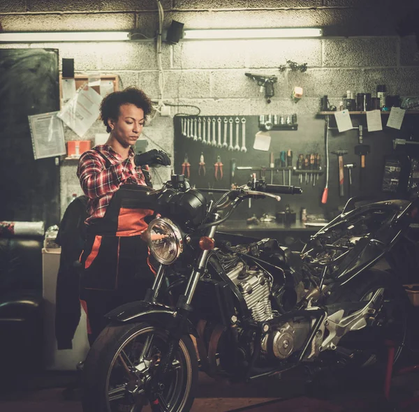 작업장에서 오토바이를 수리하는 아프리카 계 미국인 여성 정비사 — 스톡 사진