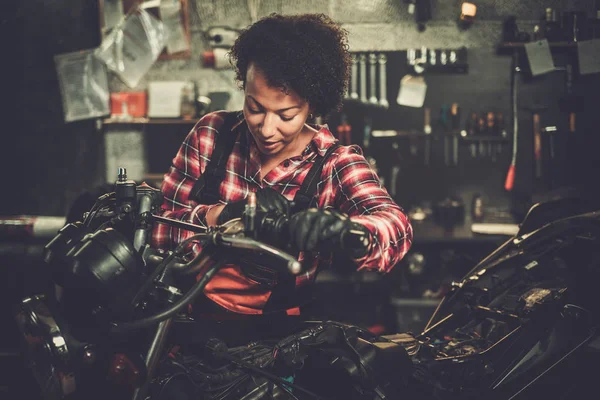 非洲裔美国女技工在车间修理摩托车 — 图库照片