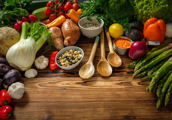 Sortimento de legumes frescos no fundo de madeira — Fotografia de Stock