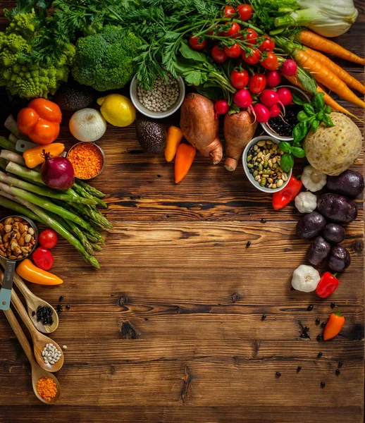 Sortimento de legumes frescos no fundo de madeira — Fotografia de Stock