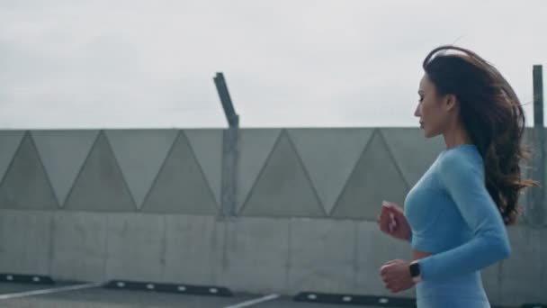 Mujer haciendo ejercicio sola en un techo — Vídeos de Stock