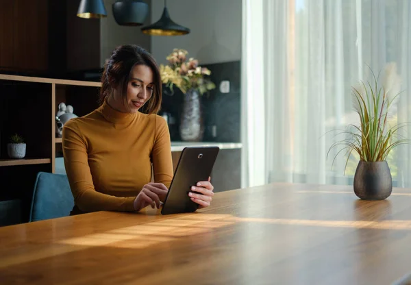 Wanita Dengan Tablet Rumah — Stok Foto