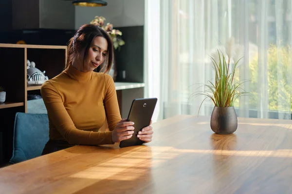 Mujer Con Tableta Casa —  Fotos de Stock