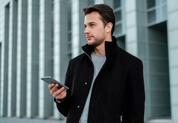 Mann Mantel Mit Handy Freien — Stockfoto