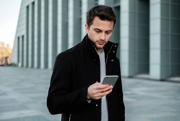 Uomo Cappotto Con Cellulare Esterno — Foto Stock