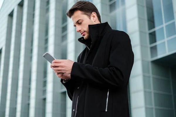 Man Rock Med Mobiltelefon Utomhus — Stockfoto