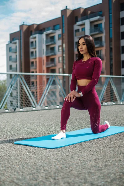 Mujer haciendo ejercicio sola en un techo — Foto de Stock