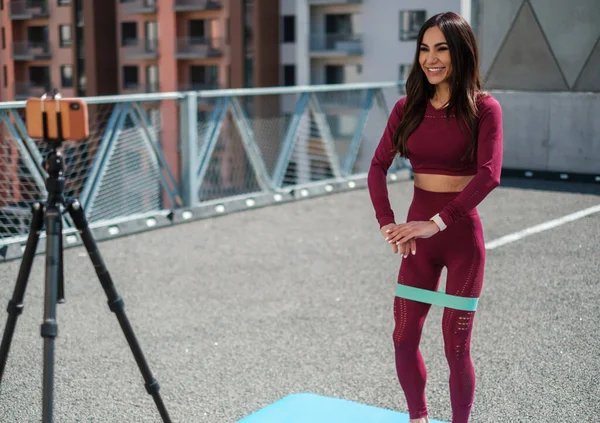 Mujer haciendo ejercicio en línea al aire libre — Foto de Stock