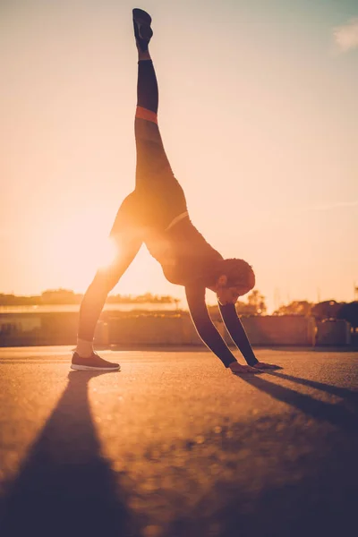 Cuerpo Mujer Positiva Haciendo Ejercicio Fitness Aire Libre — Foto de Stock