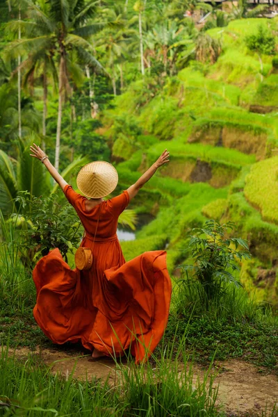 Femme Marchant Sur Terrasse Riz Tegalalang Bali — Photo