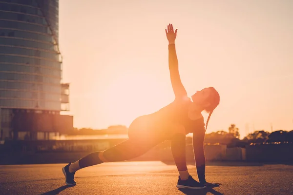 Jong tiener meisje maakt haar eerste yoga training. — Stockfoto