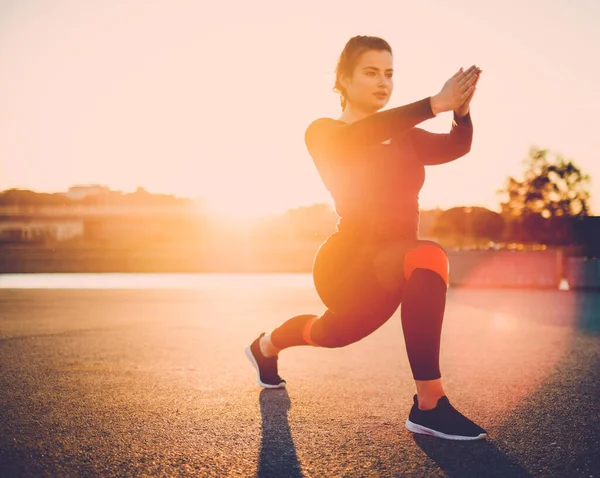 Jonge vrouw oefent yoga op een mooie zonsondergang. — Stockfoto