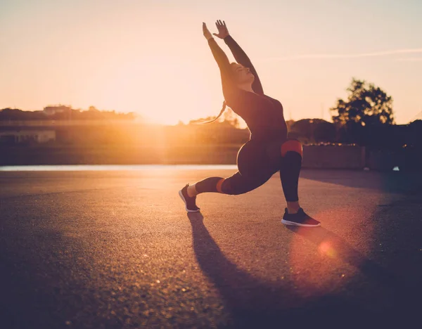 Sportovec dělá jógu na konci dne. — Stock fotografie