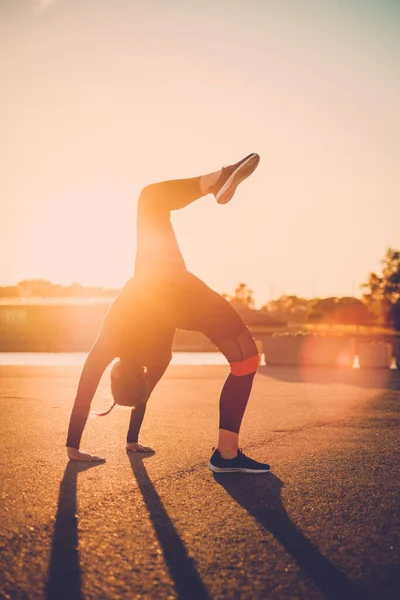 Aktivní teenager se připravuje na sport na ulici. — Stock fotografie