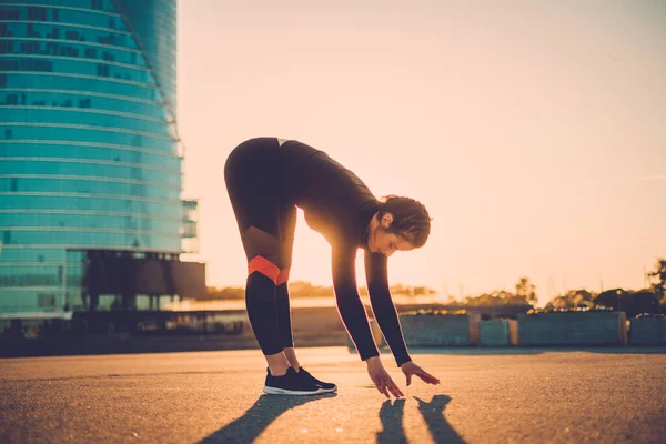 Fitness vrouw maakt kleine stretching voor de training. — Stockfoto