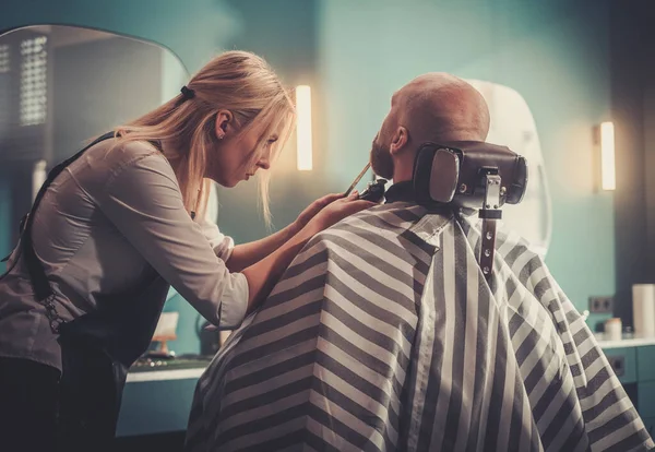 Estilista profesional se centra en hacer corte de barba de moda . —  Fotos de Stock