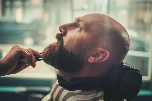 Stijlvolle man maakt zich klaar voor baard snijden. — Stockfoto