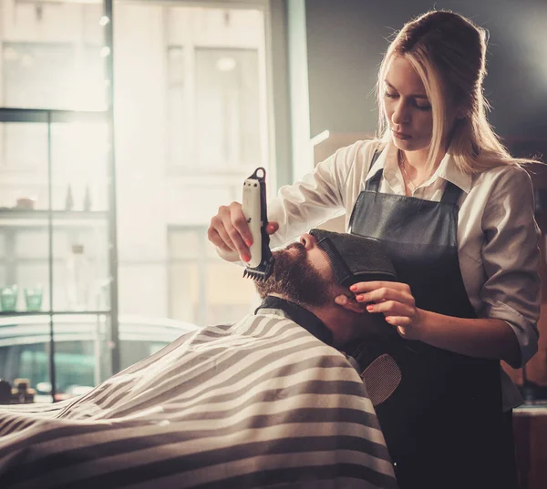 Young Specialist maakt een mooie vorm aan de baard. — Stockfoto