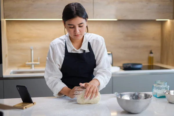 Meisje professioneel vormen vorm van toekomstig brood. — Stockfoto