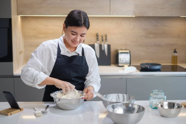 Lachende bakker meisje knielt deeg. — Stockfoto