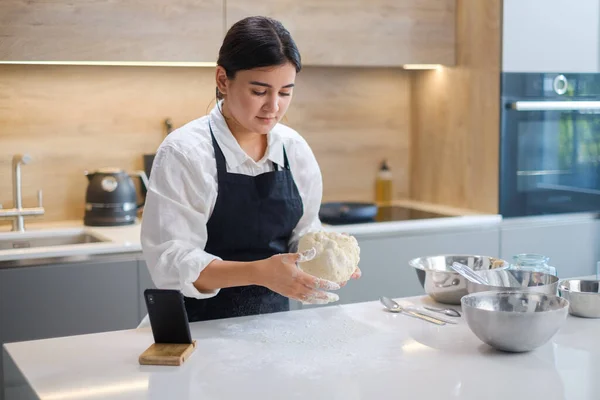 Baker Handen Vorm van toekomstig brood. — Stockfoto