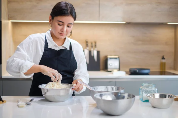 Baker Hands Knead Dough i Big Metal Bowl. – stockfoto